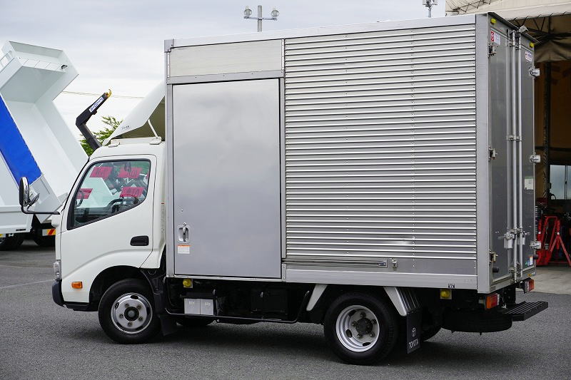 トヨエース　１０尺　アルミバン　積載２０００ｋｇ　トヨタ車体製　サイドドア　ラッシング１段　導風板　バックカメラ　ＥＴＣ　９０度ストッパー　衝突軽減ブレーキ　車線逸脱警報　ワンオーナー！ＡＴ車！　AK5