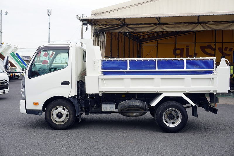 デュトロ　「ワイド」　強化ダンプ　新明和製　積載３８００ｋｇ　三方開　手動コボレーン　鳥居アングル補強　アユミ板掛け　左電格ミラー　坂道発進補助　衝突軽減ブレーキ　車線逸脱警報　メッキパーツ　ワンオーナー！６速ＭＴ！車検「Ｒ５年１１月まで！」2