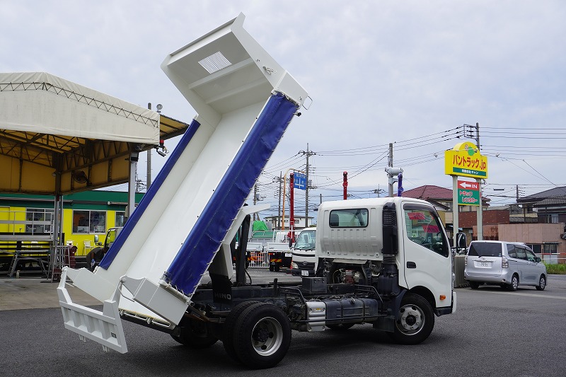 デュトロ　「ワイド」　強化ダンプ　新明和製　積載３８００ｋｇ　三方開　手動コボレーン　鳥居アングル補強　アユミ板掛け　左電格ミラー　坂道発進補助　衝突軽減ブレーキ　車線逸脱警報　メッキパーツ　ワンオーナー！６速ＭＴ！車検「Ｒ５年１１月まで！」22