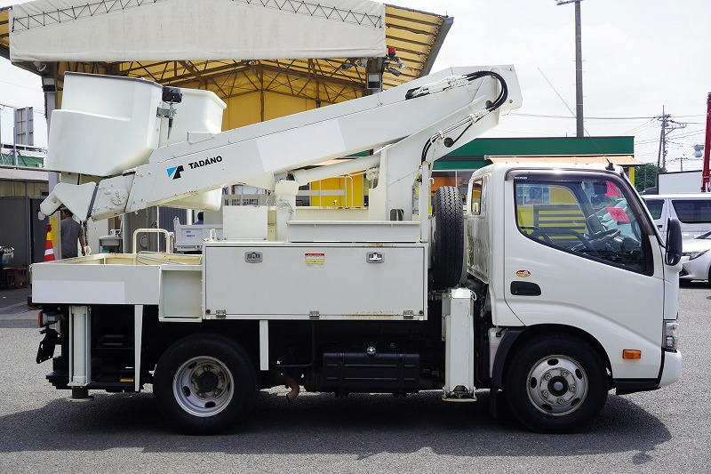 デュトロ　高所作業車　タダノ製（ＡＴ－１００ＴＴＥ）　最大地上高９．９ｍ　ＦＲＰバケット　バケット積載荷重２００ｋｇ　積載４５０ｋｇ　工具入れ　バックカメラ　社外ナビ　フォグランプ　電動パーキングブレーキ　アワーメーター：３００ｈ　通信工事仕様！ＡＴ車！3