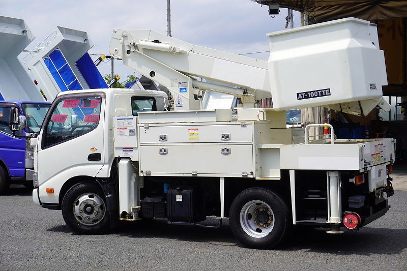 デュトロ　高所作業車　タダノ製（ＡＴ－１００ＴＴＥ）　最大地上高９．９ｍ　ＦＲＰバケット　バケット積載荷重２００ｋｇ　積載４５０ｋｇ　工具入れ　バックカメラ　社外ナビ　フォグランプ　電動パーキングブレーキ　アワーメーター：３００ｈ　通信工事仕様！ＡＴ車！5