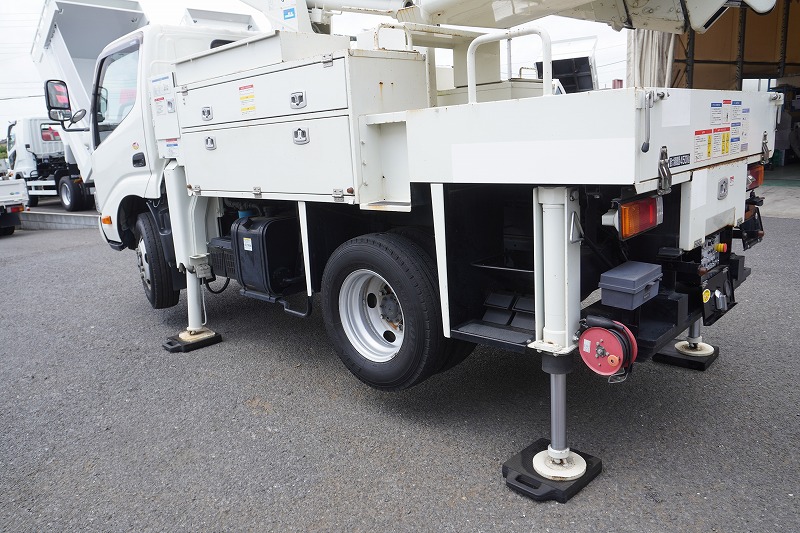 デュトロ　高所作業車　タダノ製（ＡＴ－１００ＴＴＥ）　最大地上高９．９ｍ　ＦＲＰバケット　バケット積載荷重２００ｋｇ　積載４５０ｋｇ　工具入れ　バックカメラ　社外ナビ　フォグランプ　電動パーキングブレーキ　アワーメーター：３００ｈ　通信工事仕様！ＡＴ車！28