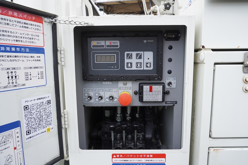 デュトロ　高所作業車　タダノ製（ＡＴ－１００ＴＴＥ）　最大地上高９．９ｍ　ＦＲＰバケット　バケット積載荷重２００ｋｇ　積載４５０ｋｇ　工具入れ　バックカメラ　社外ナビ　フォグランプ　電動パーキングブレーキ　アワーメーター：３００ｈ　通信工事仕様！ＡＴ車！31