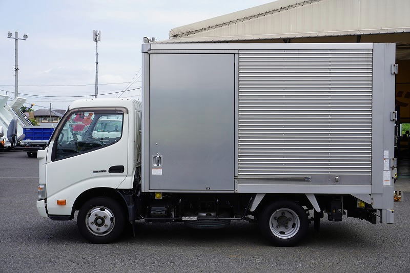 ※メーター改ざん車となります。　デュトロ　１０尺　アルミバン　積載１７００ｋｇ　サイドドア　床下格納式パワーゲート　リア観音扉　ラッシング２段　トヨタ車体製　バックカメラ　左電格ミラー　電動パーキングブレーキ　ＡＴ車！準中型（５トン限定）免許対応！1