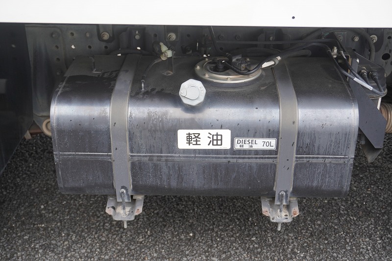 キャンター　高所作業車　アイチ製（ＳＢ１０Ａ）　最大地上高９．７ｍ　ＦＲＰバケット　バケット積載荷重２００ｋｇ　積載３００ｋｇ　工具入れ　ジョイスティックタイプ　アワーメーター：３４９６ｈ　左電格ミラー　バックカメラ　社外ナビ　フォグランプ　キーレス　通信工事仕様！ＡＴ車！24