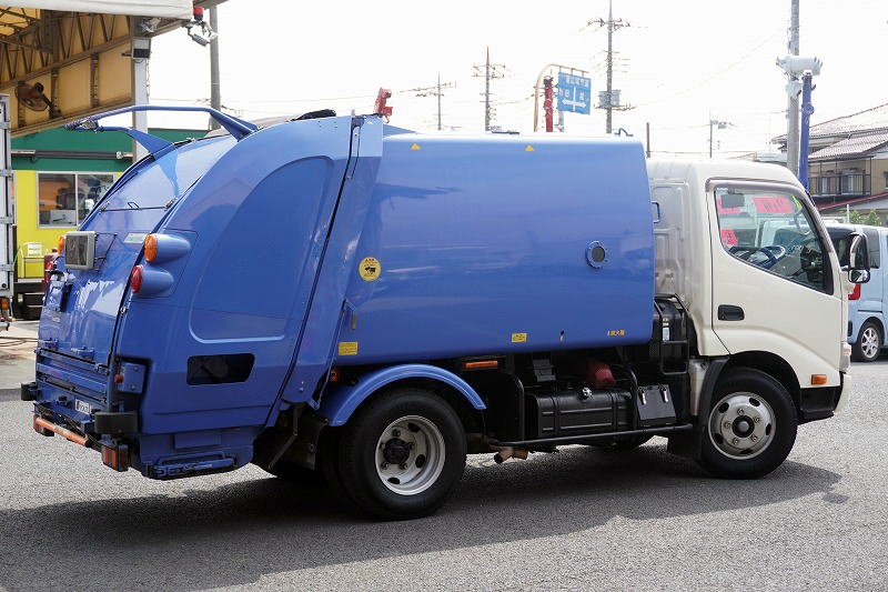 デュトロ　「標準幅」　パッカー車　プレス式　積載２０００ｋｇ　極東製　４．２立米　単独動作　汚水タンク　助手席側ドアスライド式　バックカメラ　作業中表示灯　フォグランプ　電動パーキングブレーキ　５速ＭＴ！5