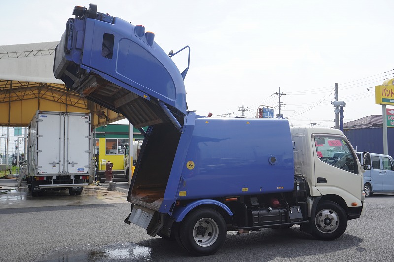 デュトロ　「標準幅」　パッカー車　プレス式　積載２０００ｋｇ　極東製　４．２立米　単独動作　汚水タンク　助手席側ドアスライド式　バックカメラ　作業中表示灯　フォグランプ　電動パーキングブレーキ　５速ＭＴ！23