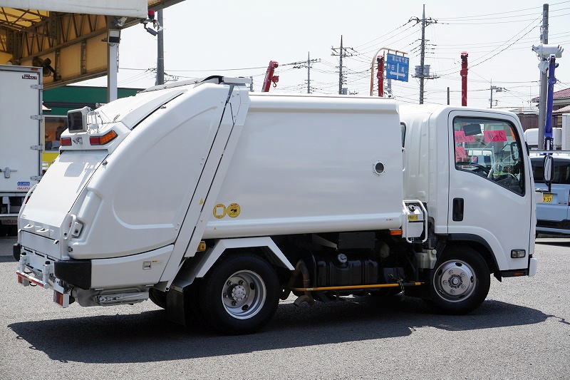 エルフ　「標準幅」　パッカー車　プレス式　積載２０００ｋｇ　新明和製　４．２立米　単独動作　汚水タンク　助手席側ドアスライド式　バックカメラ　作業中表示灯　左電格ミラー　坂道発進補助　フォグランプ　６速ＭＴ！6