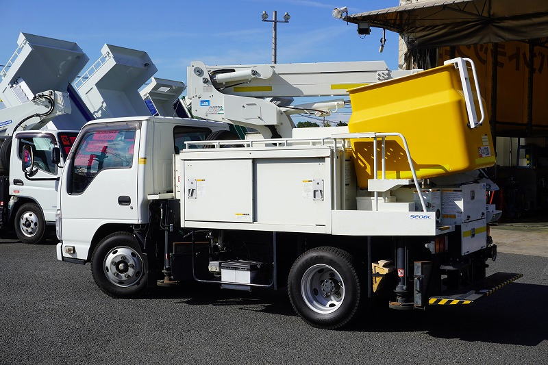 エルフ　高所作業車　アイチ製（ＳＥ０８Ｃ）　積載５００ｋｇ　最大地上高８ｍ　ＦＲＰバケット　先端屈折アーム　ジャッキ自動張り出し　バケット積載荷重２００ｋｇ　ジョイスティックタイプ　アワーメーター：９７７ｈ　バックカメラ　左電格ミラー　通信工事仕様！ＡＴ車！5