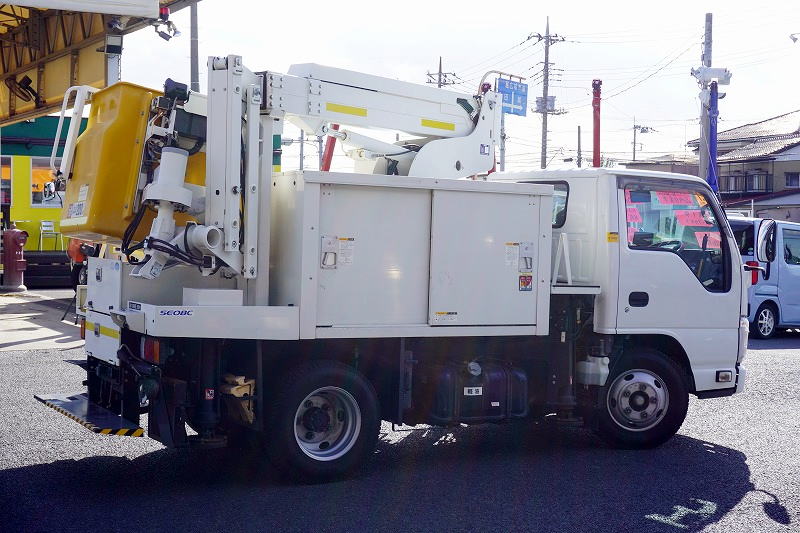 エルフ　高所作業車　アイチ製（ＳＥ０８Ｃ）　積載５００ｋｇ　最大地上高８ｍ　ＦＲＰバケット　先端屈折アーム　ジャッキ自動張り出し　バケット積載荷重２００ｋｇ　ジョイスティックタイプ　アワーメーター：９７７ｈ　バックカメラ　左電格ミラー　通信工事仕様！ＡＴ車！6