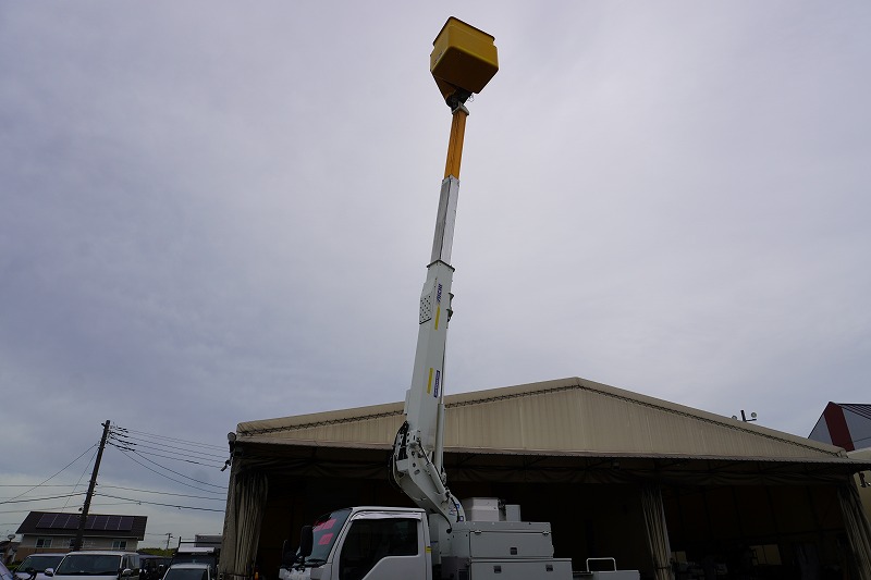 エルフ　高所作業車　アイチ製（ＳＨ１０Ａ）　積載１００ｋｇ　最大地上高９．９ｍ　ＦＲＰバケット　ブーム自動格納　バケット積載荷重２００ｋｇ　ジョイスティックタイプ　アワーメーター：１４８５ｈ　バックカメラ　社外ナビ　坂道発進補助　通信工事仕様！６速ＭＴ！30