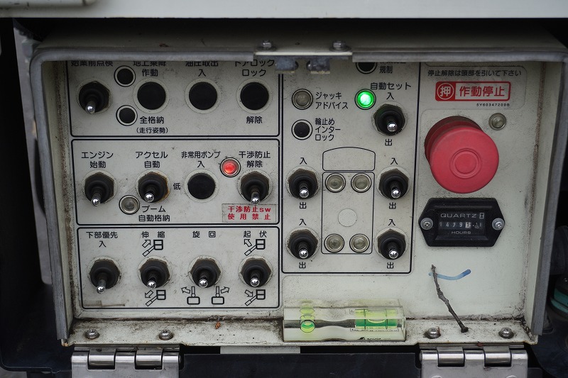 エルフ　高所作業車　アイチ製（ＳＨ１０Ａ）　積載１００ｋｇ　最大地上高９．９ｍ　ＦＲＰバケット　ブーム自動格納　バケット積載荷重２００ｋｇ　ジョイスティックタイプ　アワーメーター：１４８５ｈ　バックカメラ　社外ナビ　坂道発進補助　通信工事仕様！６速ＭＴ！32