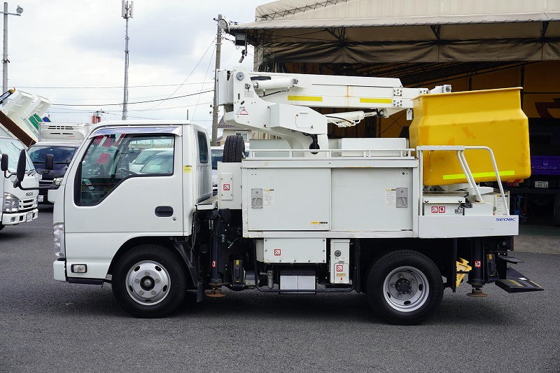 エルフ　高所作業車　アイチ製（ＳＥ０８Ｃ）　積載５００ｋｇ　最大地上高８ｍ　ＦＲＰバケット　先端屈折アーム　ジャッキ自動張り出し　バケット積載荷重２００ｋｇ　ジョイスティックタイプ　アワーメーター：２１８０ｈ　バックカメラ　坂道発進補助　通信工事仕様！６速ＭＴ！1