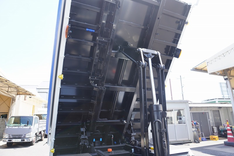 （未使用）　ファイター　増トン　「ベッド付き」　ローダーダンプ　新明和製　積載６６００ｋｇ　一方開　電動コボレーン　鳥居シートデッキ＆ラダー　スライド用ラジコン　ダンプピン　ＨＩＤヘッドライト　坂道発進補助　ＥＴＣ　オートエアコン　衝突軽減ブレーキ　車線逸脱警報　メッキパーツ多数！６速ＭＴ！　車検「Ｒ６年７月まで！」28