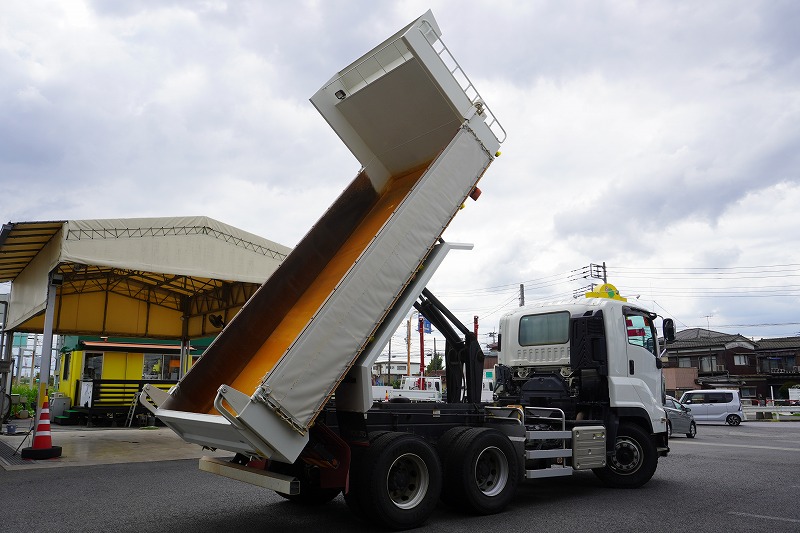 ギガ　大型　３軸　２デフ　土砂ダンプ　５．１ｍ長　積載９２００ｋｇ　極東製　電動コボレーン　鳥居シートデッキ＆ラダー　角底　メッキパーツ　ＥＴＣ２．０　ミラーヒーター　ＬＥＤヘッドライト　７速ＭＴ！総重量２０トン未満！車検「Ｒ６年３月まで！」25