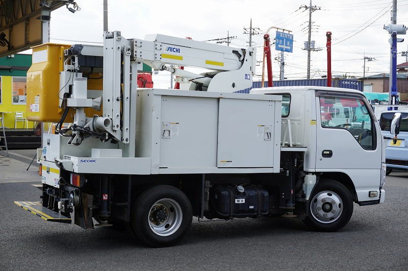 エルフ　高所作業車　アイチ製（ＳＥ０８Ｃ）　積載５００ｋｇ　最大地上高８ｍ　ＦＲＰバケット　先端屈折アーム　ジャッキ自動張り出し　バケット積載荷重２００ｋｇ　ジョイスティックタイプ　アワーメーター：１６０１ｈ　バックカメラ　坂道発進補助　通信工事仕様！６速ＭＴ！6