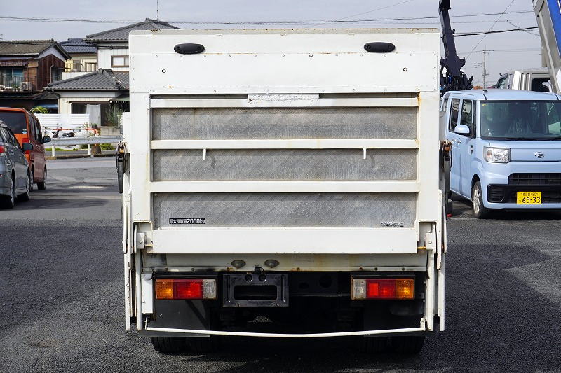 ダイナ　「標準幅　ショート」　平ボディー　大型垂直パワーゲート付き　積載２０００ｋｇ　三方開　荷台鉄板張り　純正ナビ　ワンセグＴＶ　ＥＴＣ　バックカメラ　フォグランプ　全低床　ＡＴ車！2