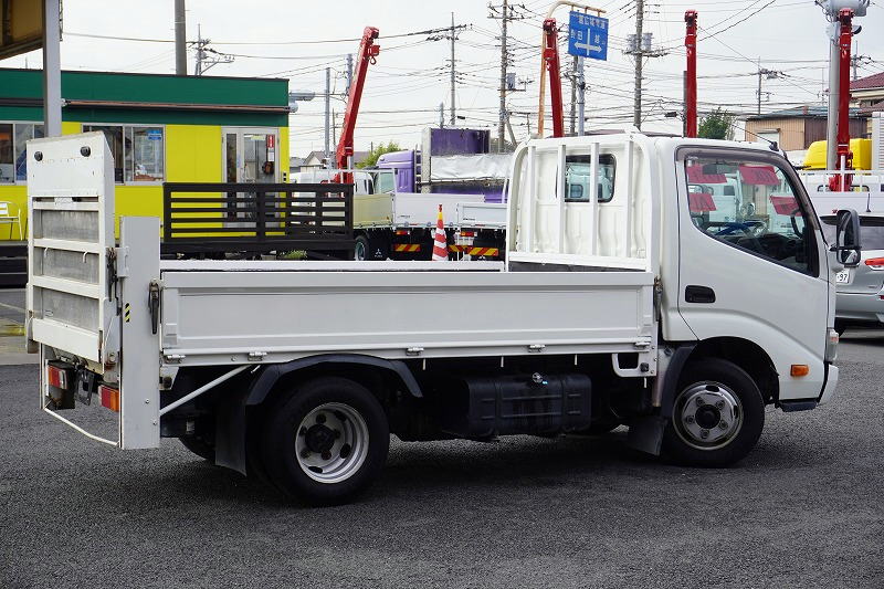 ダイナ　「標準幅　ショート」　平ボディー　大型垂直パワーゲート付き　積載２０００ｋｇ　三方開　荷台鉄板張り　純正ナビ　ワンセグＴＶ　ＥＴＣ　バックカメラ　フォグランプ　全低床　ＡＴ車！6