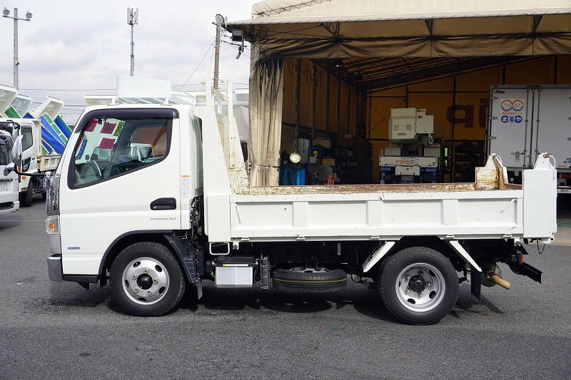 キャンター　強化ダンプ　新明和製　積載３０００ｋｇ　三方開　ダンプピン　鳥居ツノ出し　ルーフキャリア　左電格ミラー　ＥＴＣ　社外ナビ　フルセグＴＶ　坂道発進補助　ビニールシートカバー　キーレス　フォグランプ　全低床　衝突軽減ブレーキ　車線逸脱警報　メッキパーツ多数！ＡＴ車！低走行！1