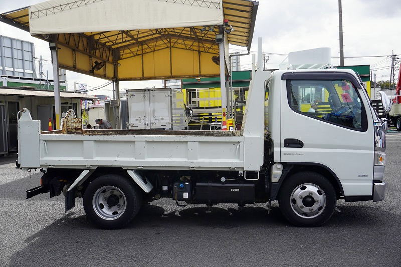 キャンター　強化ダンプ　新明和製　積載３０００ｋｇ　三方開　ダンプピン　鳥居ツノ出し　ルーフキャリア　左電格ミラー　ＥＴＣ　社外ナビ　フルセグＴＶ　坂道発進補助　ビニールシートカバー　キーレス　フォグランプ　全低床　衝突軽減ブレーキ　車線逸脱警報　メッキパーツ多数！ＡＴ車！低走行！2