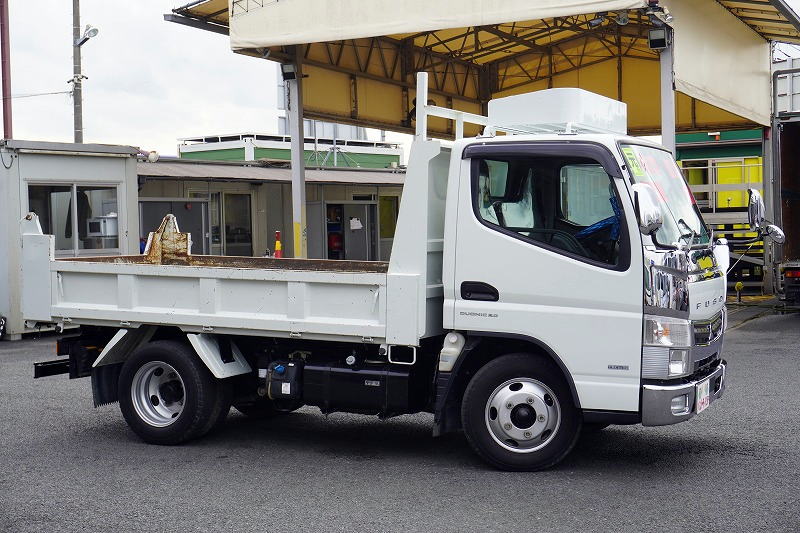 キャンター　強化ダンプ　新明和製　積載３０００ｋｇ　三方開　ダンプピン　鳥居ツノ出し　ルーフキャリア　左電格ミラー　ＥＴＣ　社外ナビ　フルセグＴＶ　坂道発進補助　ビニールシートカバー　キーレス　フォグランプ　全低床　衝突軽減ブレーキ　車線逸脱警報　メッキパーツ多数！ＡＴ車！低走行！4