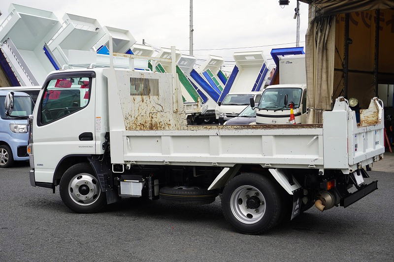 キャンター　強化ダンプ　新明和製　積載３０００ｋｇ　三方開　ダンプピン　鳥居ツノ出し　ルーフキャリア　左電格ミラー　ＥＴＣ　社外ナビ　フルセグＴＶ　坂道発進補助　ビニールシートカバー　キーレス　フォグランプ　全低床　衝突軽減ブレーキ　車線逸脱警報　メッキパーツ多数！ＡＴ車！低走行！5