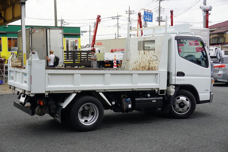 キャンター　強化ダンプ　新明和製　積載３０００ｋｇ　三方開　ダンプピン　鳥居ツノ出し　ルーフキャリア　左電格ミラー　ＥＴＣ　社外ナビ　フルセグＴＶ　坂道発進補助　ビニールシートカバー　キーレス　フォグランプ　全低床　衝突軽減ブレーキ　車線逸脱警報　メッキパーツ多数！ＡＴ車！低走行！6