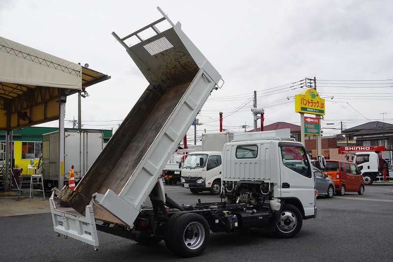 キャンター　強化ダンプ　新明和製　積載３０００ｋｇ　三方開　ダンプピン　鳥居ツノ出し　ルーフキャリア　左電格ミラー　ＥＴＣ　社外ナビ　フルセグＴＶ　坂道発進補助　ビニールシートカバー　キーレス　フォグランプ　全低床　衝突軽減ブレーキ　車線逸脱警報　メッキパーツ多数！ＡＴ車！低走行！20