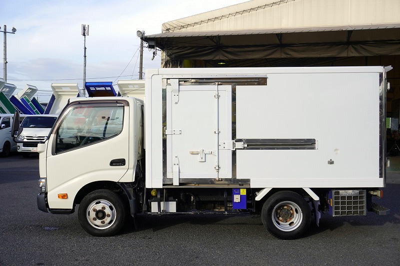 デュトロ　１０尺　冷蔵冷凍車　積載２０００ｋｇ　低箱　東プレ製　サイドドア　－３０度設定　スタンバイ装置　エアリブ　荷台スノコ付き　間仕切り扉　９０度ストッパー　ＥＴＣ　全高２．３８ｍ　ＡＴ車！準中型（５トン限定）免許対応！1