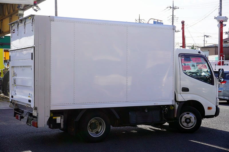 トヨエース　１０尺　アルミバン　積載１９００ｋｇ　低箱　サイドドア　跳ね上げ式　垂直パワーゲート　ラッシング２段　左電格ミラー　バックカメラ　社外ナビ　ＥＴＣ２．０　フォグランプ　衝突軽減ブレーキ　車線逸脱警報　全高２．５６ｍ　ＡＴ車！準中型（５トン限定）免許対応！希少車！！6