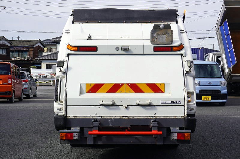 キャンター　「ワイド」　パッカー車　積載２７５０ｋｇ　新明和製　プレス式　７立米　連続動作　汚水タンク　防臭ドア　箱上キャリア付き　ラダー　バックカメラ　左電格ミラー　ＥＴＣ　フォグランプ　メッキパーツ　メッキホイールライナー　ＡＴ車！車検「Ｒ６年１月まで！」2