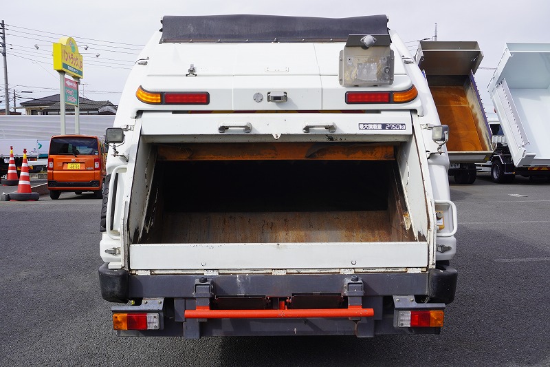 キャンター　「ワイド」　パッカー車　積載２７５０ｋｇ　新明和製　プレス式　７立米　連続動作　汚水タンク　防臭ドア　箱上キャリア付き　ラダー　バックカメラ　左電格ミラー　ＥＴＣ　フォグランプ　メッキパーツ　メッキホイールライナー　ＡＴ車！車検「Ｒ６年１月まで！」20