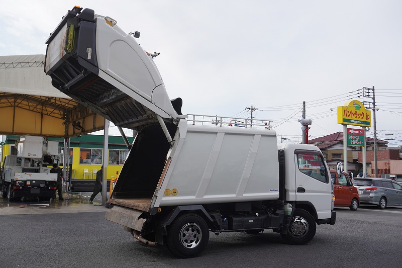 キャンター　「ワイド」　パッカー車　積載２７５０ｋｇ　新明和製　プレス式　７立米　連続動作　汚水タンク　防臭ドア　箱上キャリア付き　ラダー　バックカメラ　左電格ミラー　ＥＴＣ　フォグランプ　メッキパーツ　メッキホイールライナー　ＡＴ車！車検「Ｒ６年１月まで！」22