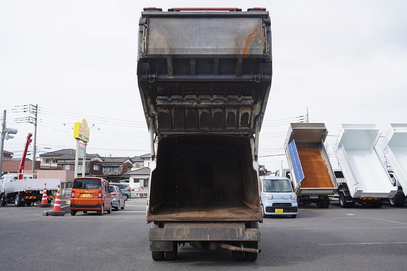 キャンター　「ワイド」　パッカー車　積載２７５０ｋｇ　新明和製　プレス式　７立米　連続動作　汚水タンク　防臭ドア　箱上キャリア付き　ラダー　バックカメラ　左電格ミラー　ＥＴＣ　フォグランプ　メッキパーツ　メッキホイールライナー　ＡＴ車！車検「Ｒ６年１月まで！」23