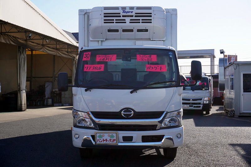 デュトロ　「ワイド超ロング」　冷蔵冷凍車　積載３０５０ｋｇ　格納パワーゲート　サイドドア　リア三枚扉　－３０度設定　スタンバイ装置　荷台シマ板張り　ラッシング２段　２室仕様　間仕切り　バックカメラ　両側電格ミラー　坂道発進補助　スマートキー　フォグランプ　東プレ製　６速ＭＴ！0