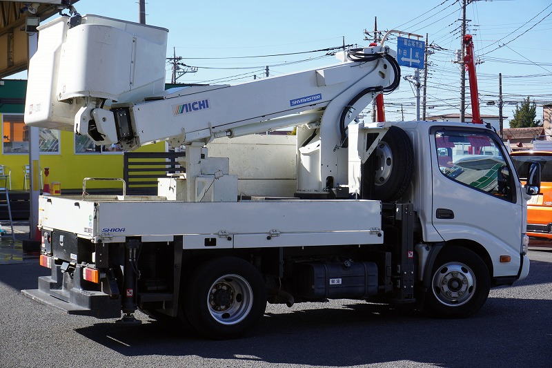 デュトロ　高所作業車　アイチ製（ＳＨ１０Ａ）　最大地上高９．９ｍ　ＦＲＰバケット　ブーム自動格納　工具入れ　床下長物入れ　アワーメーター：５９４０ｈ　左電格ミラー　社外ナビ　バックカメラ　電動パーキングブレーキ　フォグランプ　ＡＴ車！6