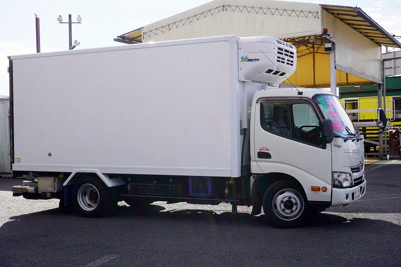 トヨエース　「標準幅　ロング」　冷蔵冷凍車　積載２８００ｋｇ　格納パワーゲート　サイドドア　リア三枚扉　－３０度設定　スタンバイ装置　荷台シマ板張り　ラッシング２段　ラジコン　バックカメラ　左電格ミラー　スマートキー　フォグランプ　東プレ製　ＡＴ車！4