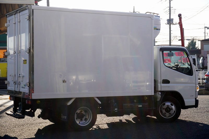 キャンター　１０尺　冷蔵冷凍車　積載２０００ｋｇ　サイドドア　東プレ製　－３０度設定　荷台ステンレス張り　ラッシング１段　エアリブ　バックカメラ　ＥＴＣ　左電格ミラー　９０度ストッパー　衝突軽減ブレーキ　車線逸脱警報　ＡＴ車！6