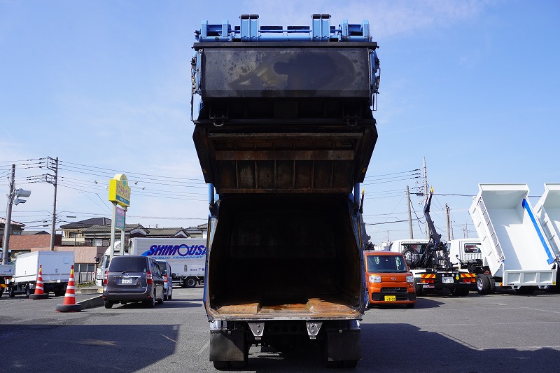 エルフ　「ワイド」　パッカー車　積載２６００ｋｇ　極東製　プレス式　６．９立米　連続動作　汚水タンク　リアロールカーテン式扉　コンテナアーム　箱上キャリア付き　フォグランプ　メッキパーツ　６速ＭＴ！ 程度良いです！26