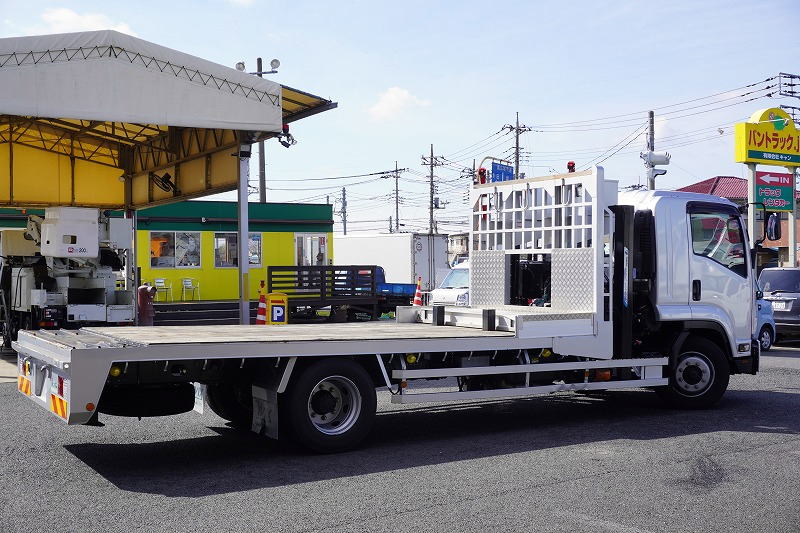 フォワード　増トン　「標準幅　ベッド付き」　重機運搬車　積載７１００ｋｇ　５．１ｍ長　タダノ製　ハイジャッキ　ウインチ　ラジコン　鳥居ラダー＆一部シマ板張り＆Ｊフック＆左右工具箱　アユミ板掛け＆アユミ板付き　スタンション穴　ＬＥＤヘッドライト　オートエアコン　ミラーヒーター　ＥＴＣ２．０　坂道発進補助　６速ＭＴ！高年式！低走行！！6