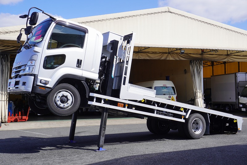 フォワード　増トン　「標準幅　ベッド付き」　重機運搬車　積載７１００ｋｇ　５．１ｍ長　タダノ製　ハイジャッキ　ウインチ　ラジコン　鳥居ラダー＆一部シマ板張り＆Ｊフック＆左右工具箱　アユミ板掛け＆アユミ板付き　スタンション穴　ＬＥＤヘッドライト　オートエアコン　ミラーヒーター　ＥＴＣ２．０　坂道発進補助　６速ＭＴ！高年式！低走行！！13