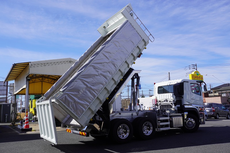 （未使用）　スーパーグレート　大型　３軸　２デフ　ステンレス深ダンプ　「土砂禁止」　５．３ｍ長　積載８４００ｋｇ　新明和製　舟底　強化ホイスト　水密テールゲート　天蓋自動シート　エアー式ゲートロック　鳥居シートデッキ＆ラダー　シャーシシルバー塗装　ＥＴＣ２．０　バックカメラ　アルミホイール　メッキパーツ　７速ＭＴ！総重量２０トン未満！　車検「Ｒ７年１月まで！」21