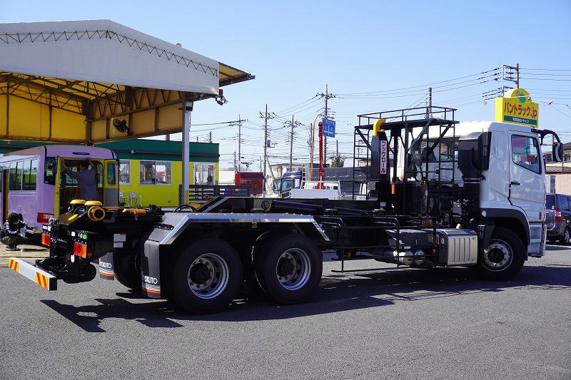 （未使用）　スーパーグレート　大型　三軸　フックロール　極東製　積載１０４００ｋｇ　ツインシリンダー　キャブバックステップ　メッキパーツ　ＬＥＤヘッドライト　バックカメラ　可動式リアバンパー　ミラーヒーター　キーレス　７速ＭＴ！車検「Ｒ７年３月まで！」6