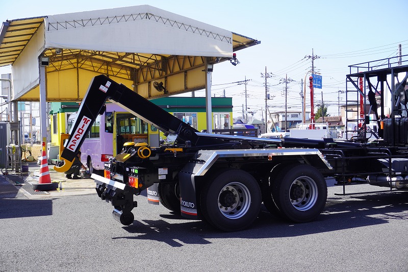 （未使用）　スーパーグレート　大型　三軸　フックロール　極東製　積載１０４００ｋｇ　ツインシリンダー　キャブバックステップ　メッキパーツ　ＬＥＤヘッドライト　バックカメラ　可動式リアバンパー　ミラーヒーター　キーレス　７速ＭＴ！車検「Ｒ７年３月まで！」23