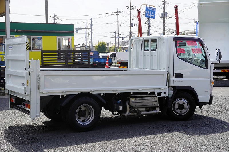 キャンター　「標準幅　ショート　４ＷＤ」　平ボディー　大型垂直パワーゲート　積載２０００ｋｇ　三方開　荷台鉄板張り　左電格ミラー　バックカメラ　ＥＴＣ　坂道発進補助　フォグランプ　キーレス　全低床　ＡＴ車！6