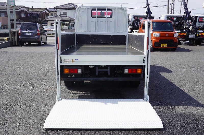 キャンター　「標準幅　ショート　４ＷＤ」　平ボディー　大型垂直パワーゲート　積載２０００ｋｇ　三方開　荷台鉄板張り　左電格ミラー　バックカメラ　ＥＴＣ　坂道発進補助　フォグランプ　キーレス　全低床　ＡＴ車！17