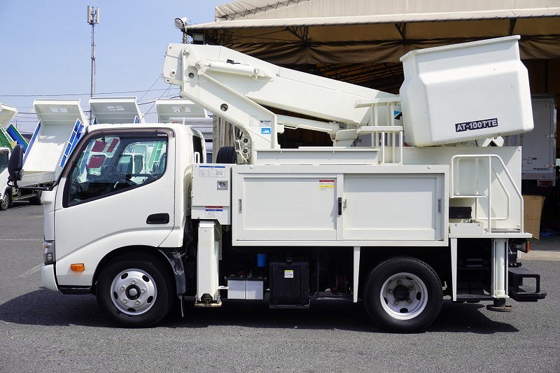 デュトロ　高所作業車　タダノ製（ＡＴ－１００ＴＴＥ）　最大地上高９．９ｍ　ＦＲＰバケット　バケット積載荷重２００ｋｇ　積載３００ｋｇ　工具入れ　ブーム自動格納　ジョイスティックタイプ　アワーメーター：１５４０ｈ　社外ナビ　フォグランプ　電気工事仕様！ＡＴ車！1