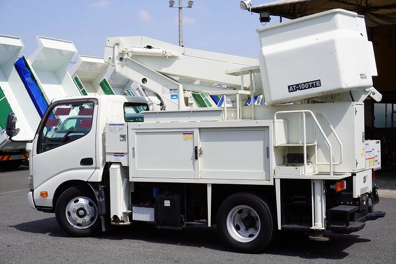 デュトロ　高所作業車　タダノ製（ＡＴ－１００ＴＴＥ）　最大地上高９．９ｍ　ＦＲＰバケット　バケット積載荷重２００ｋｇ　積載３００ｋｇ　工具入れ　ブーム自動格納　ジョイスティックタイプ　アワーメーター：１５４０ｈ　社外ナビ　フォグランプ　電気工事仕様！ＡＴ車！5