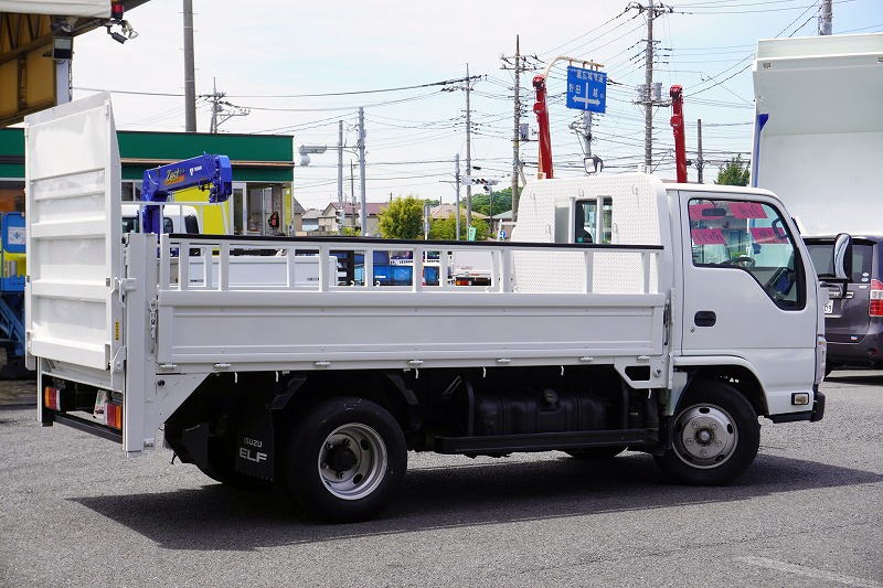 エルフ　「標準幅　セミロング」　平ボディー　大型垂直パワーゲート　積載２０００ｋｇ　三方開　アオリ欄干付き　荷台シマ板張り　鳥居シマ板張り　坂道発進補助　ワンオーナー　ＡＴ車！高年式！低走行！車検「Ｒ８年３月まで！」　新車登録遅れ車となります（製造年は平成２３年１１月製となります。）6