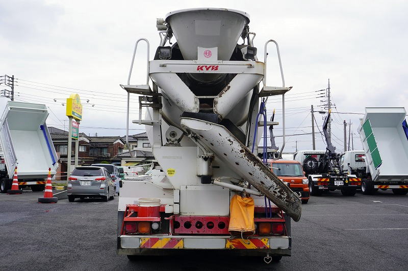 フォワード　大型　３軸　２デフ　「ベッド付き」　コンクリートミキサー車　カヤバ製　積載１１５００ｋｇ　電動ホッパーカバー　水タンク　ドラム容量：９．８立米　最大混合容量：５．０立米　自動洗浄付き　アルミホイール　シャーシレッド塗装　ＥＴＣ　坂道発進補助　１人乗り　６速ＭＴ！車両総重量２０トン未満！希少車！2